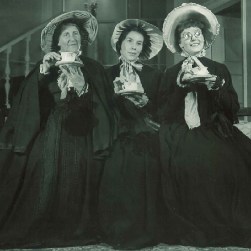 Tre kvinnor dricker te