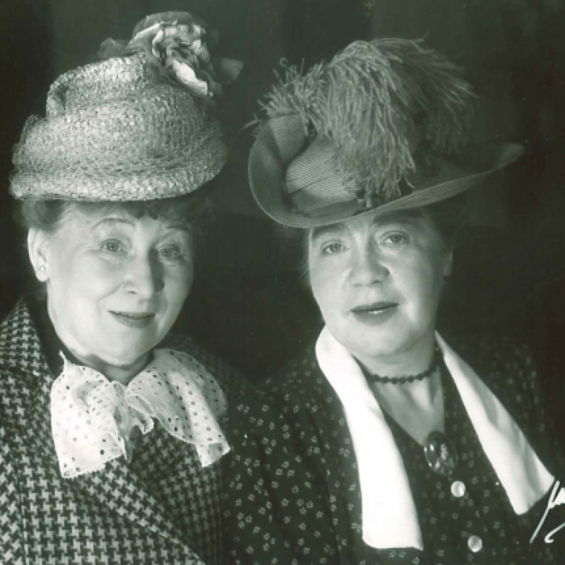 två kvinnor i hattar