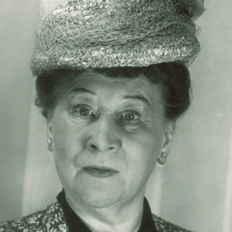 porträtt av en kvinna i hatt