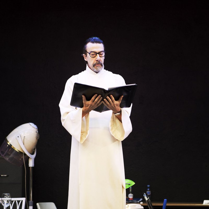 Präst läser