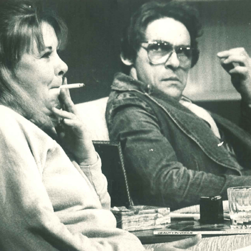 Två personer sitter vid ett bord