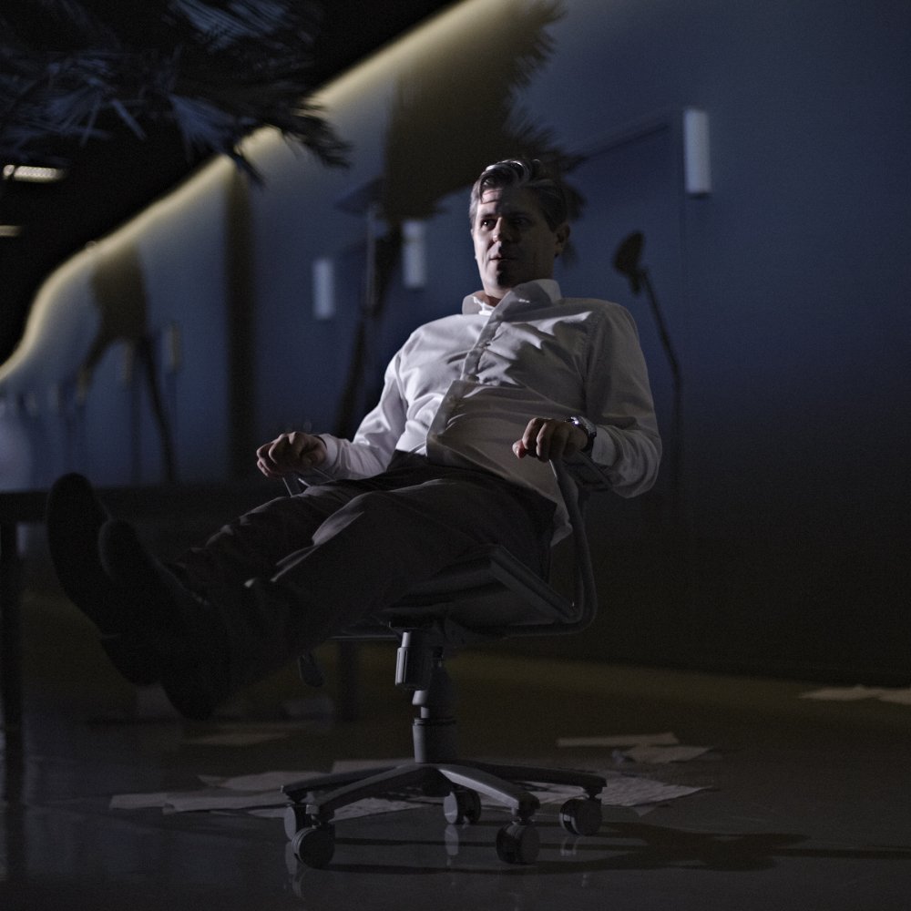 Andreas Norman sitter i ett tomt kontor