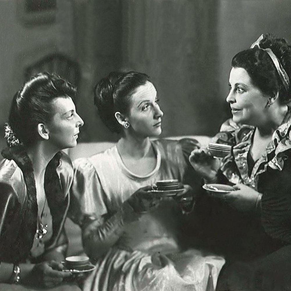 tre kvinnor dricker te i soffa