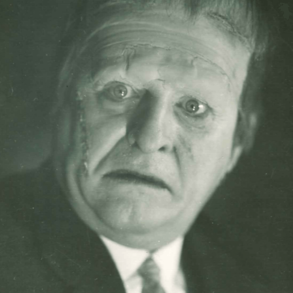 porträtt av en man som ser ut som Frankensteins monster