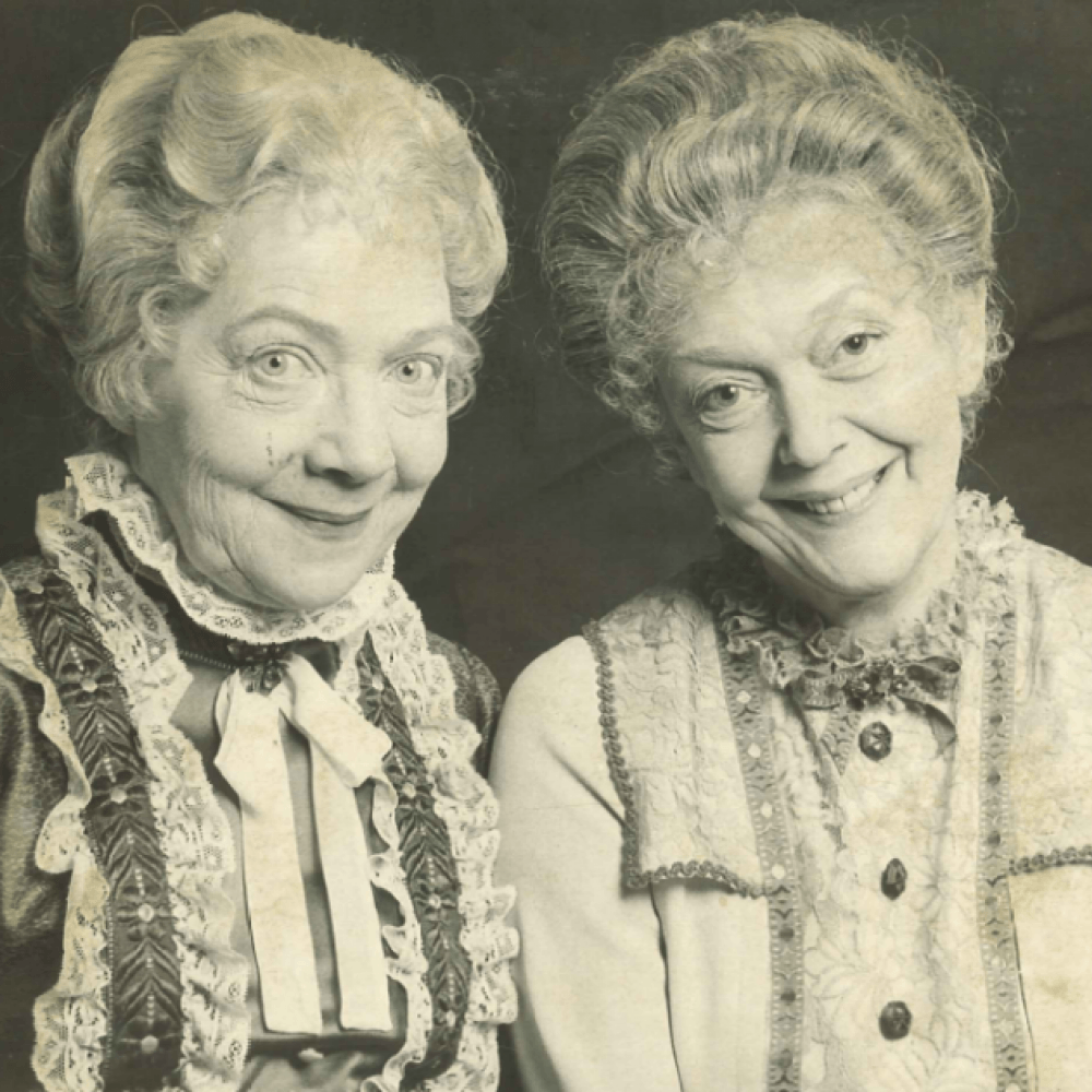 Porträttbild av två äldre damer