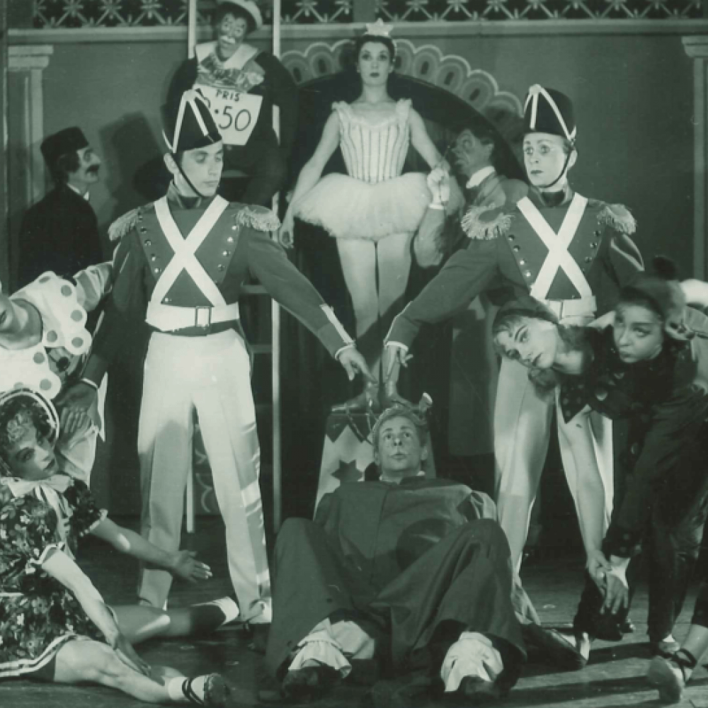 ett gäng cirkusfigurer poserar