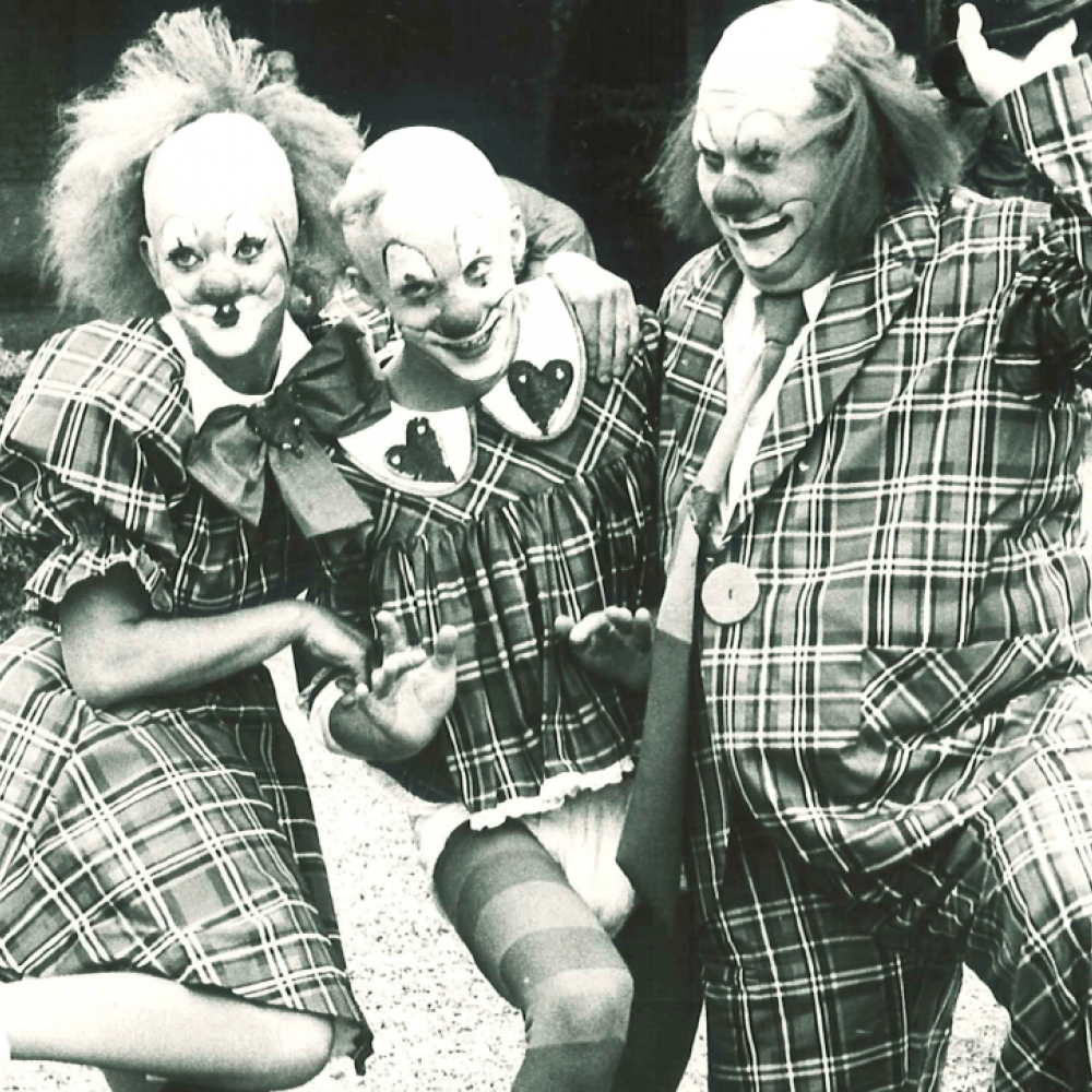 Tre clowner poserar