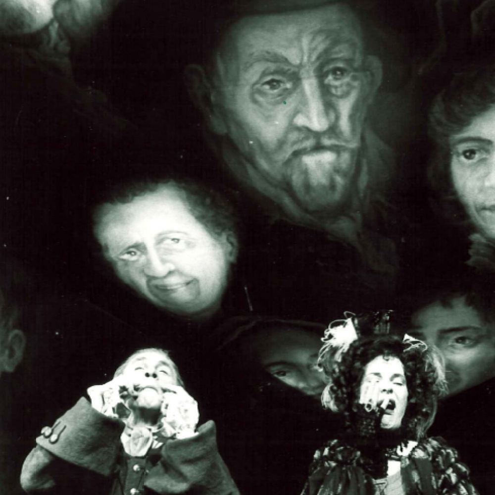Två personer framför en mängd målade ansikte