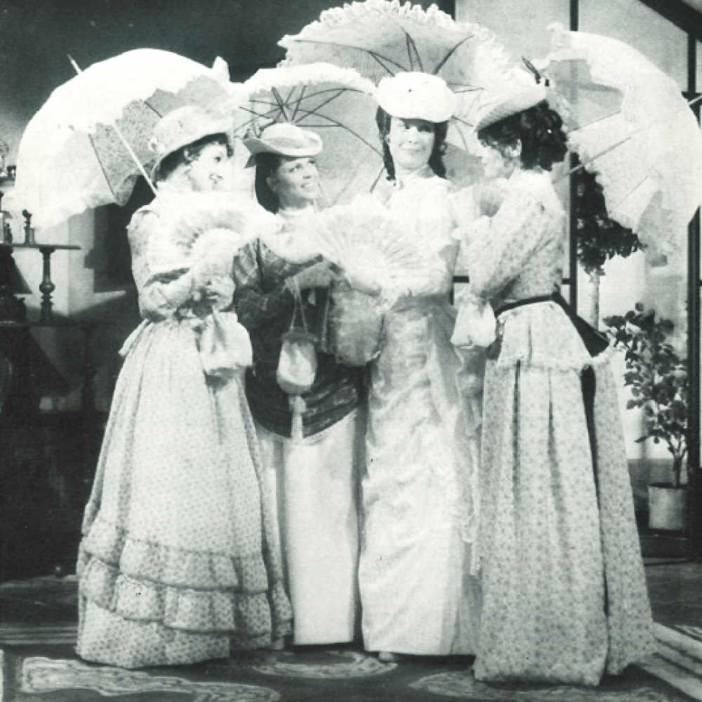 Fyra kvinnor med parasol