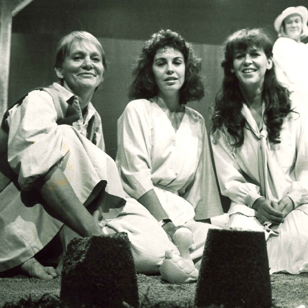 Tre kvinnor sitter på scenen
