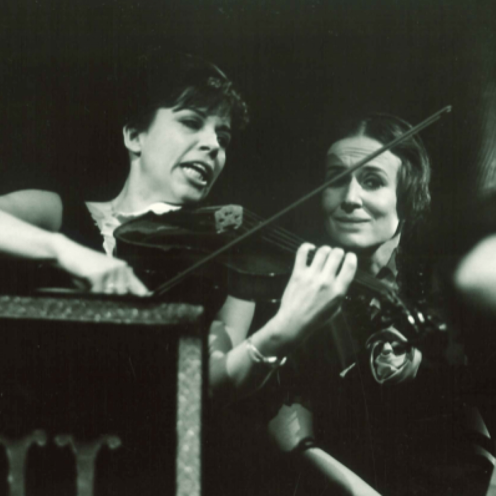 Två kvinnor spelar fiol