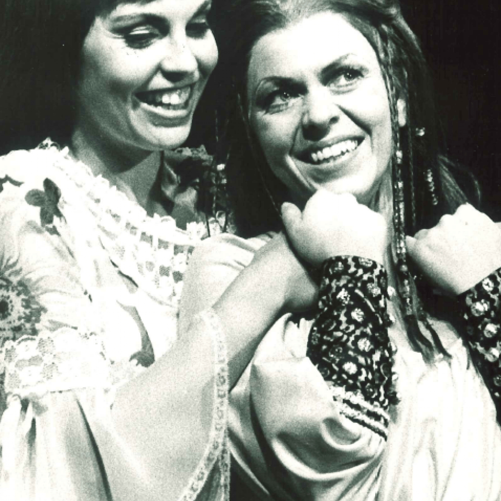 Två leende kvinnor