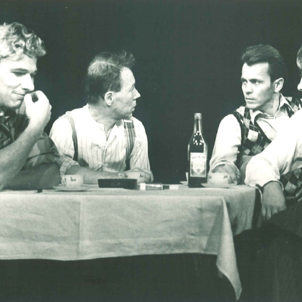 Fyra män runt ett bord