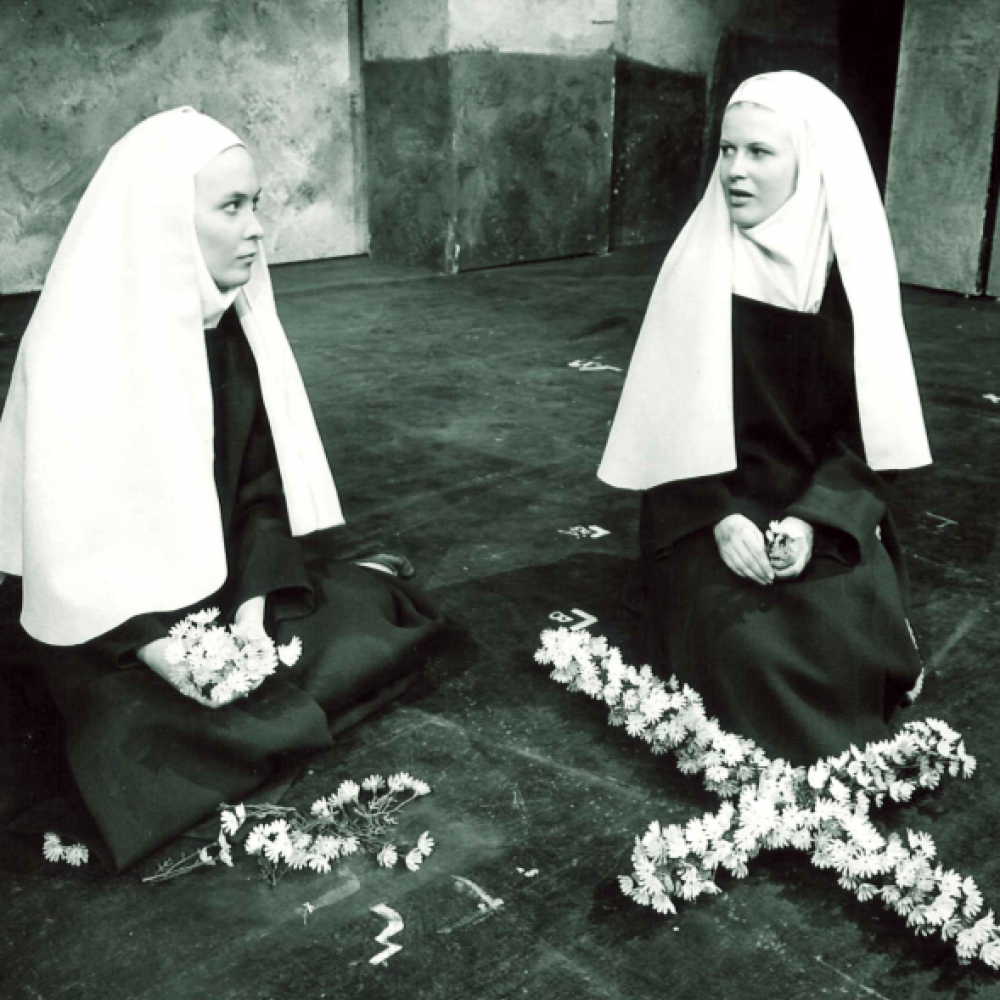 Två nunnor dekorerar kors