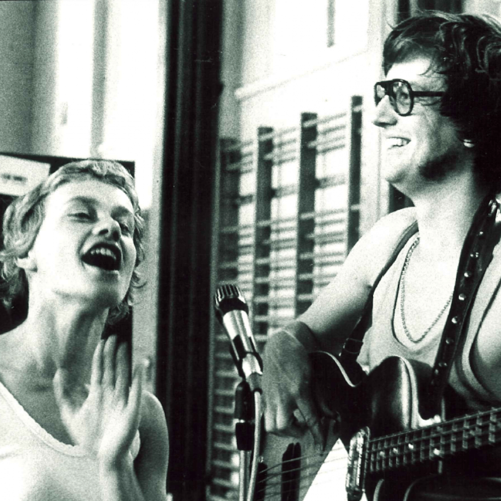 Kvinna sjunger och man spelar elgitarr