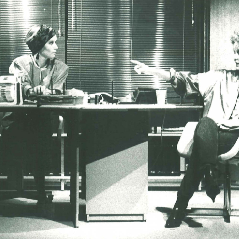 Två kvinnor vid skrivbord