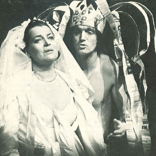 Kvinna i vit klänning och slöja bredvid man med krona
