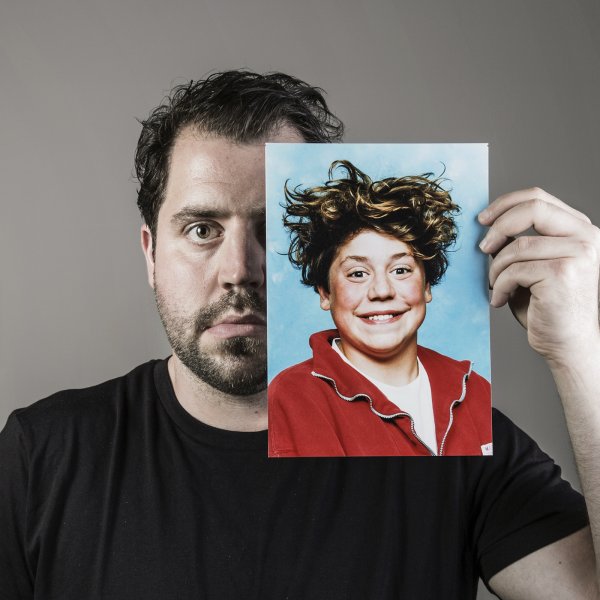 Vuxne skådespelaren Johannes Wanselow håller upp en bild på sig själv som tonåring