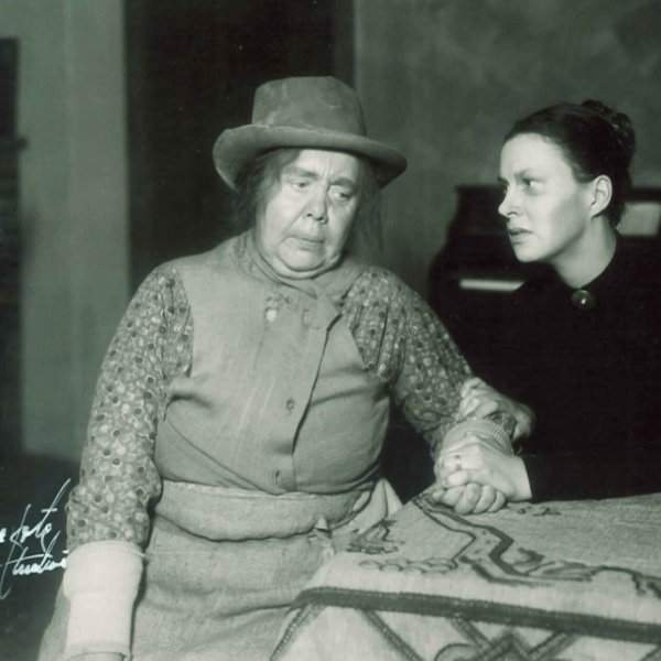 Två kvinnor vid ett bord