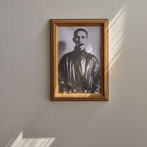 Ett fotografi av Bertolt Brecht hänger i en enkel träram på en vägg