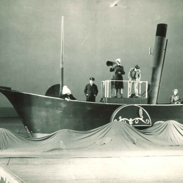 Sex personer på en båt