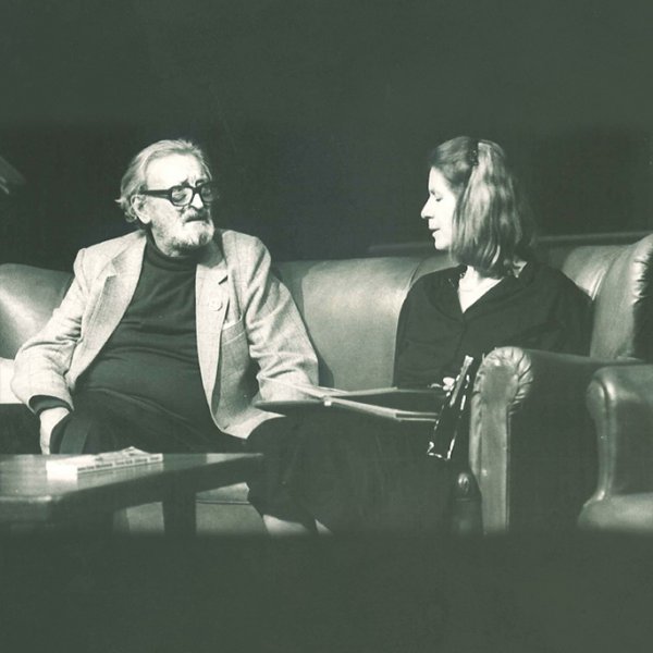 En man och en kvinna sitter på en soffa