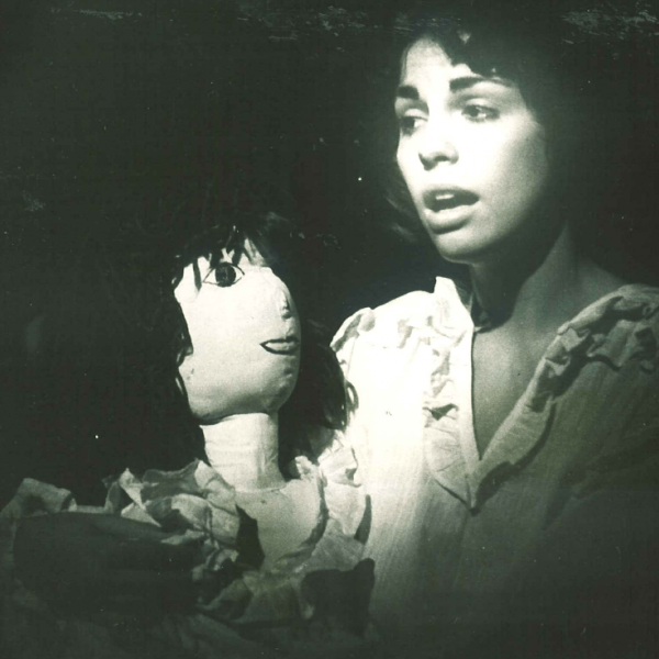 Kvinna med docka 