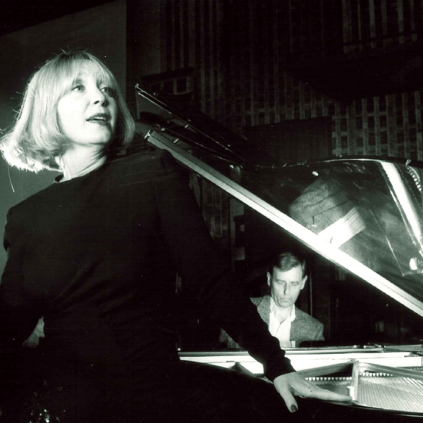Lulu framför piano