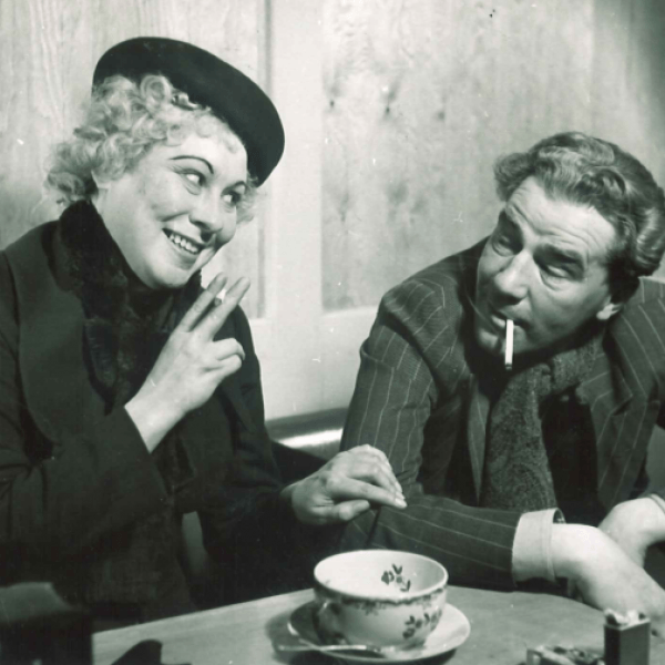 kvinna och man röker