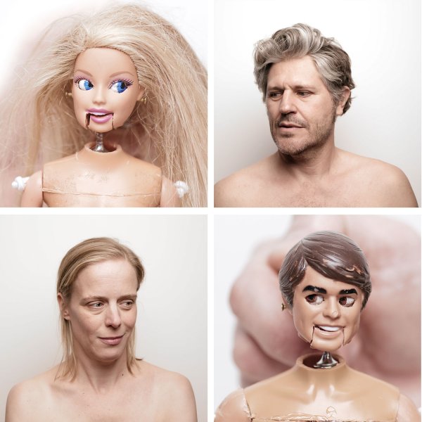 En kvinna, en man, en kvinnlig docka och en manlig docka i porträttformat. Ingen har kläder på sig.