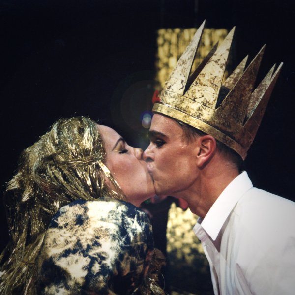 Drottning kysser kung