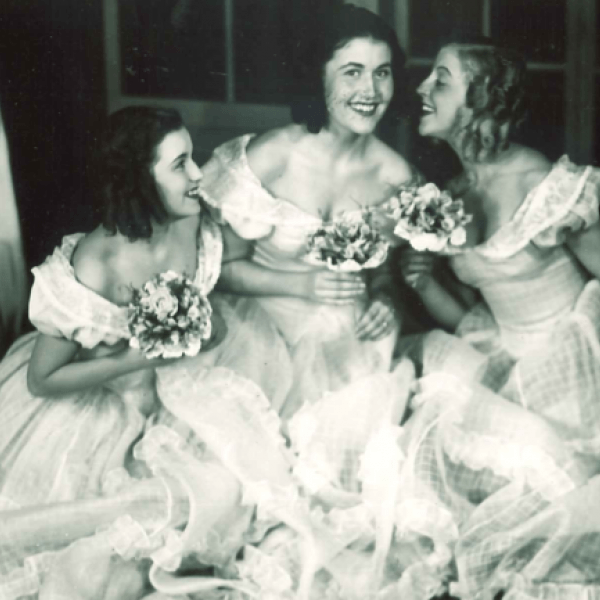 tre kvinnor i brudklänningar
