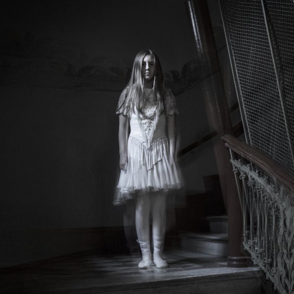 Spöklik flicka står i trapphuset på Hipp
