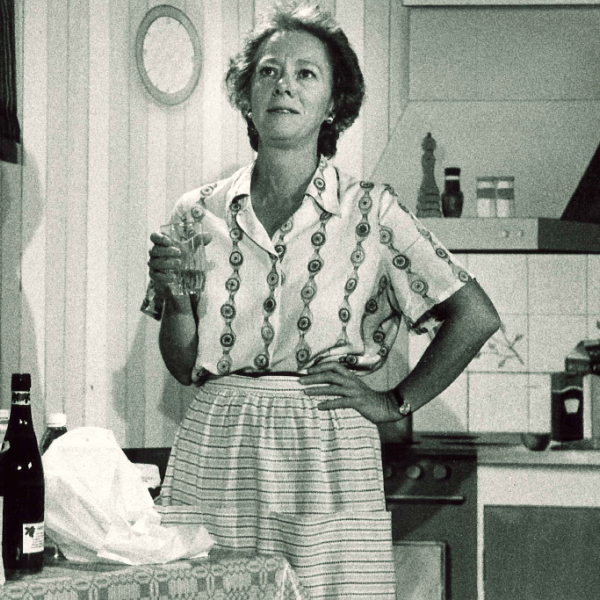 kvinna dricker i kök